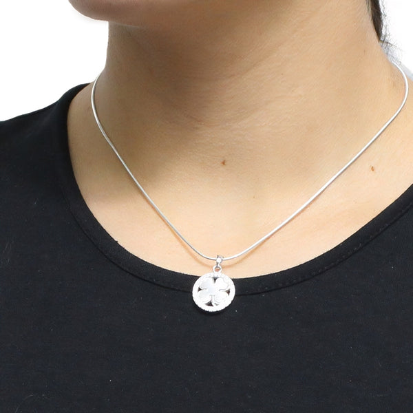 Dije de Trébol con Circonias y Madre Perla