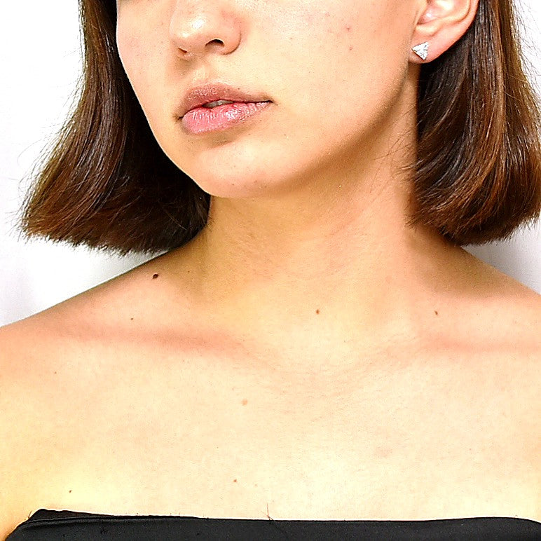 Broquel de Triángulo de Plata con Circonia